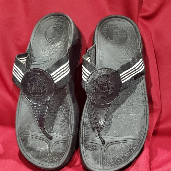 Fitflop Black Sandals with Contoured Sole and Y-Strap Design - Picture 1 of 8